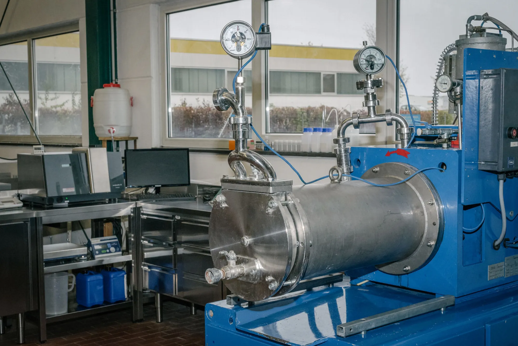 Mahlkammer der Rührwerksmühle mit Druckanzeigen – Kreislaufmahlung und Passagenmahlung für die Auftragsfeinmahlung