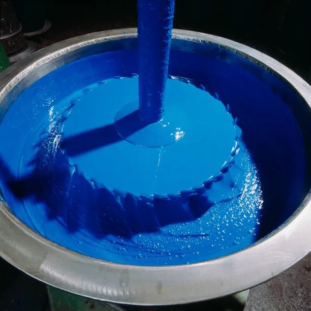 Blaue Pigmentpaste im Rührwerk – Ergebnis der Nassvermahlung von Pigmentsuspensionen